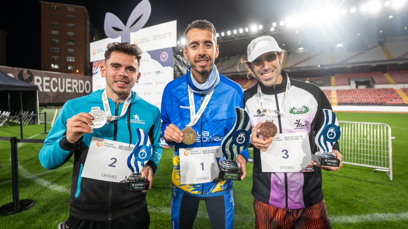 Borja Pérez, a la derecha, tras quedar tercero en la carrera popular de la San Silvestre Vallecana 2023