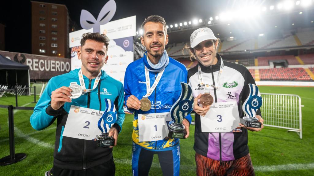 Borja Pérez, a la derecha, tras quedar tercero en la carrera popular de la San Silvestre Vallecana 2023