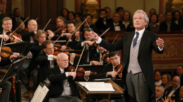 El maestro Franz Welser-Möst dirige la Filarmónica de Viena este domingo con su tradicional Concierto de Año Nuevo. Foto:  Dieter Nagl / Efe