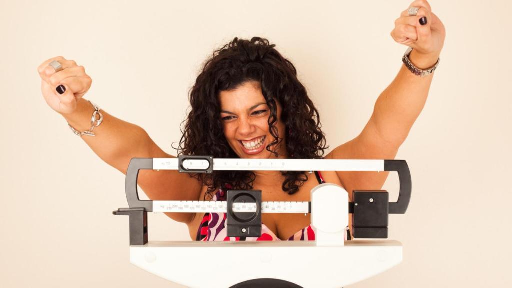 Mujer pesándose feliz