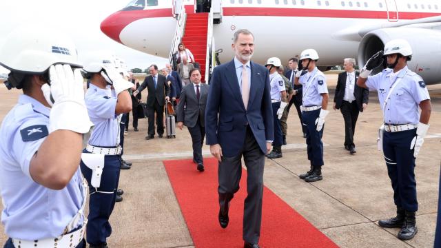 Felipe VI llega a Brasilia para asistir a la toma de posesión de Lula como presidente.