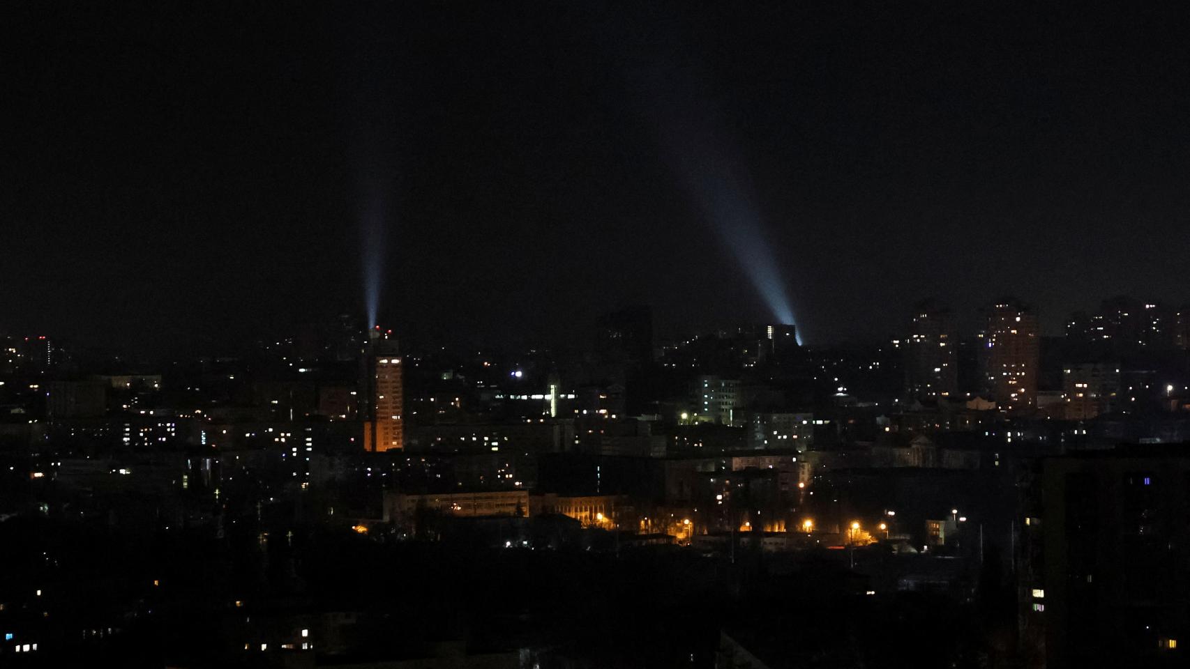 Ucrania utiliza luces para buscar drones en Kiev