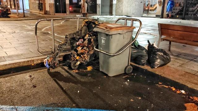 A Coruña se toma las uvas con vandalismo e incendios en Fernando Macías y Médico Rodríguez
