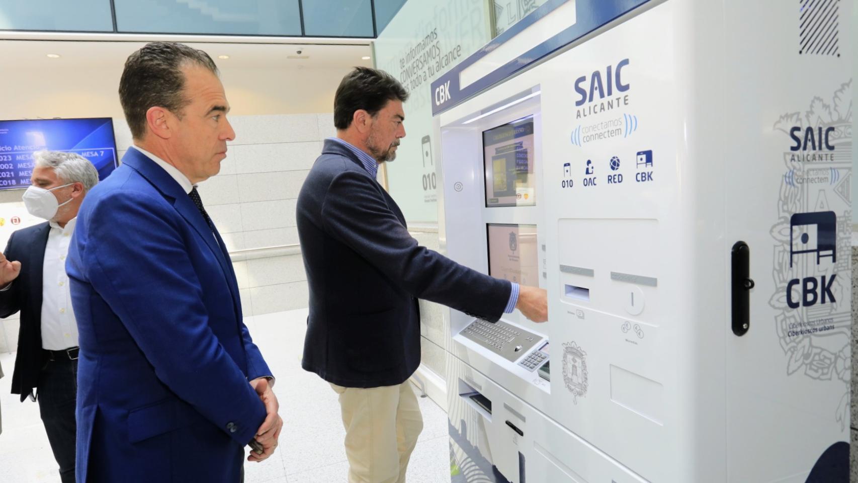 El alcalde Luis Barcala y el concejal Toño Peral en el primero de los ciberkioskos para la gobernanza digital de Alicante.