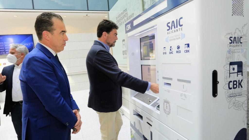 El alcalde Luis Barcala y el concejal Toño Peral en el primero de los ciberkioskos para la gobernanza digital de Alicante.