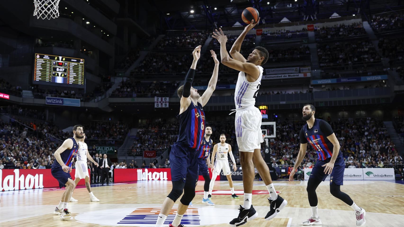 Tavares anota un gancho frente a Vesely