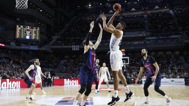 Tavares anota un gancho frente a Vesely