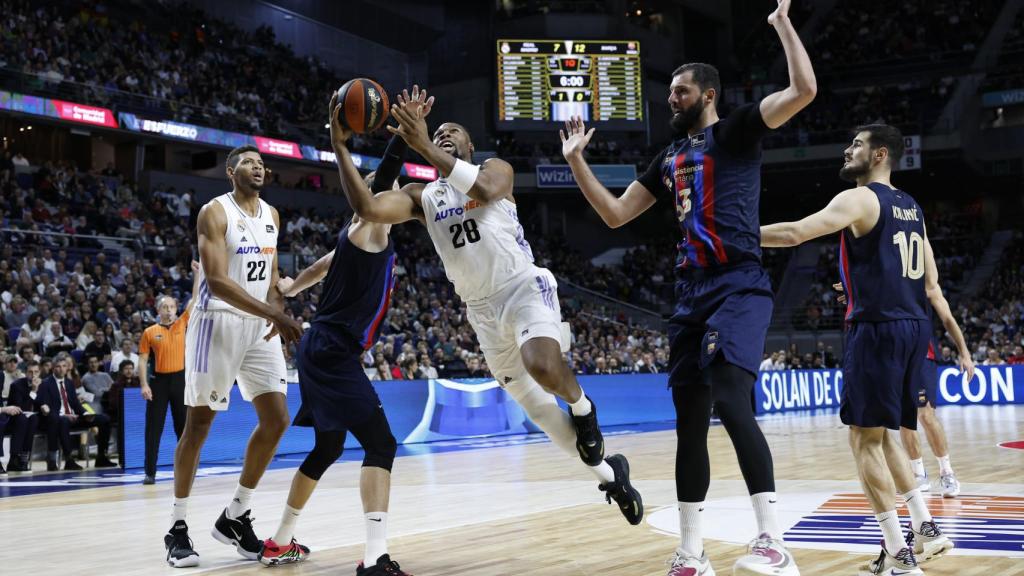 Yabusele anota mientras cae al suelo.