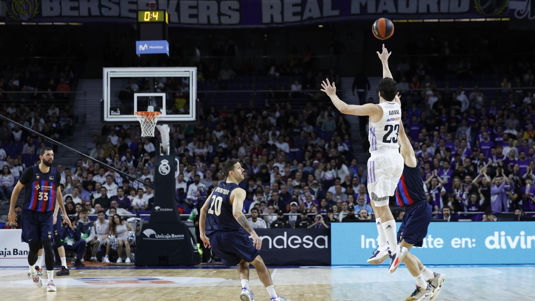 Llull anotando su increíble triple