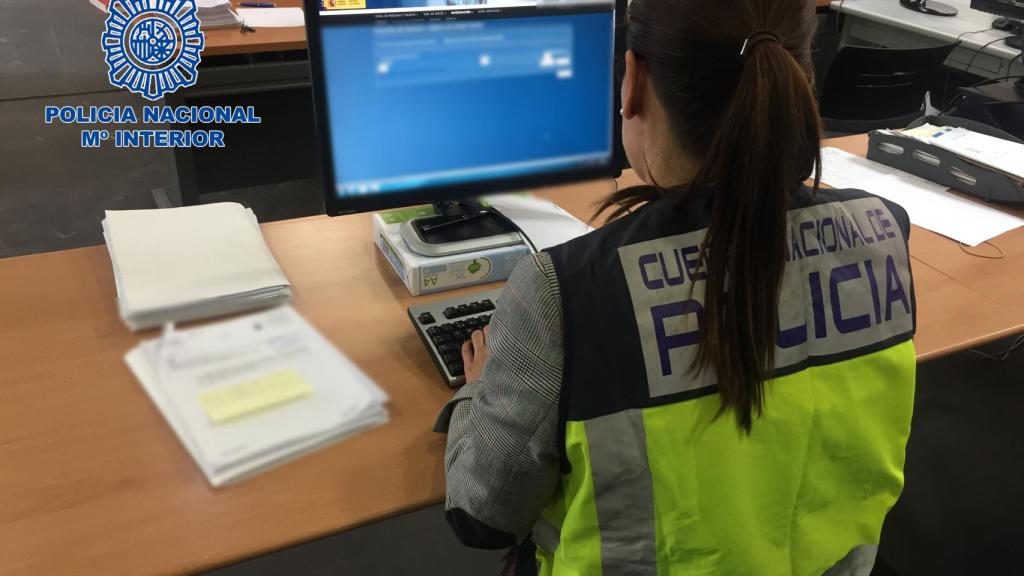 Una agente de la Policía Nacional de Orihuela, en imagen de archivo.