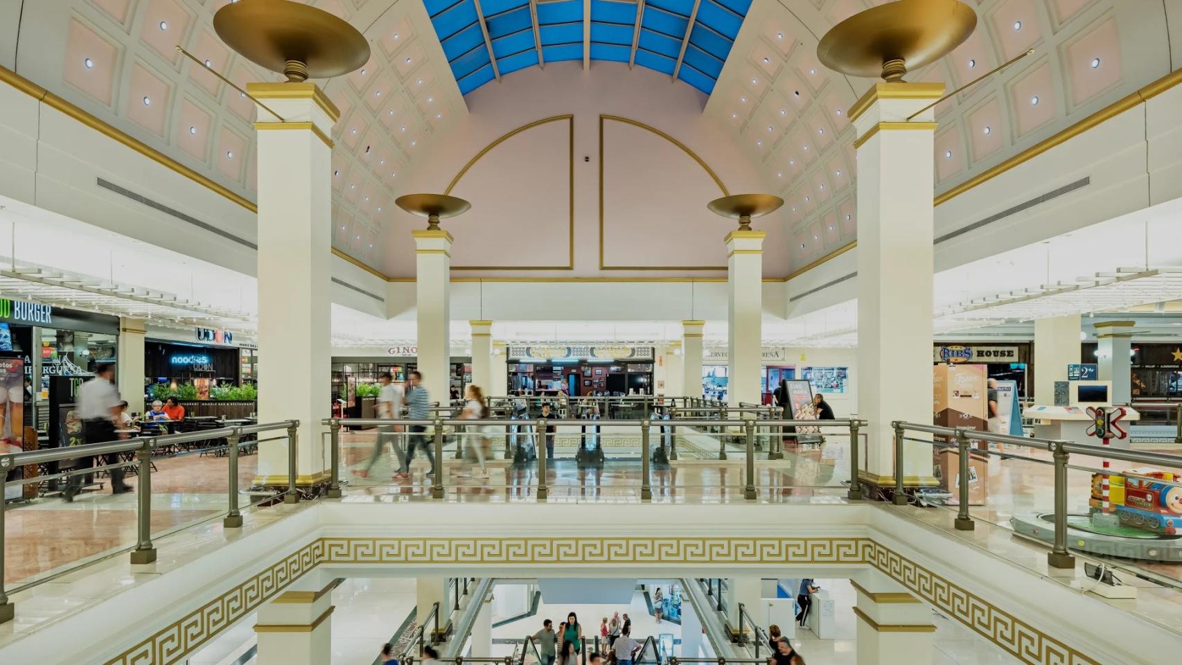 Interior del Centro Comercial Plaza Mar 2 de Alicante.