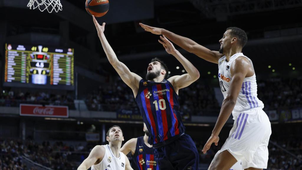 Kalinic anotando una canasta pese a la defensa madridista.