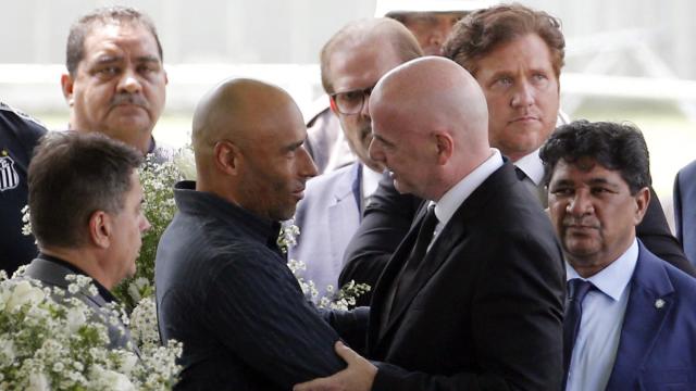 Gianni Infantino da el pésame a la familia de Pelé