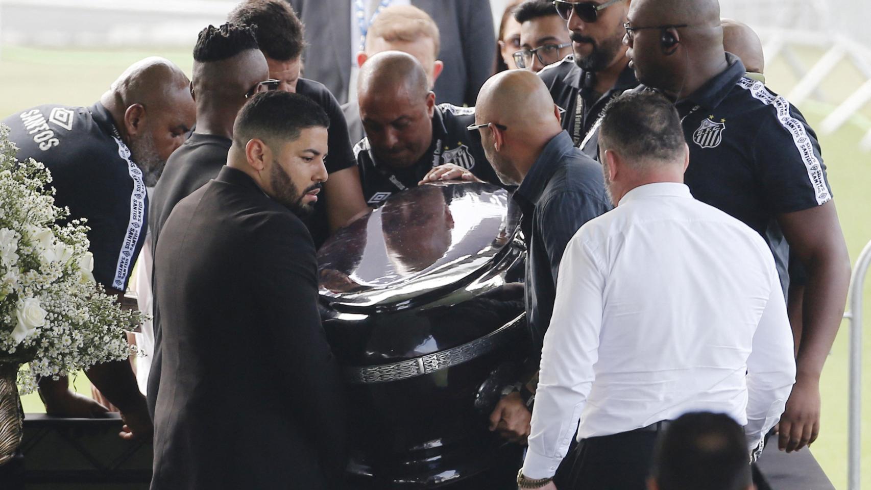 La familia transporta el féretro de Pelé.