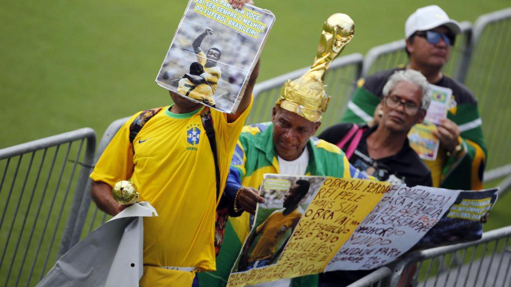 Seguidores de Pelé, haciendo cola para dar el último adiós a 'O Rei'
