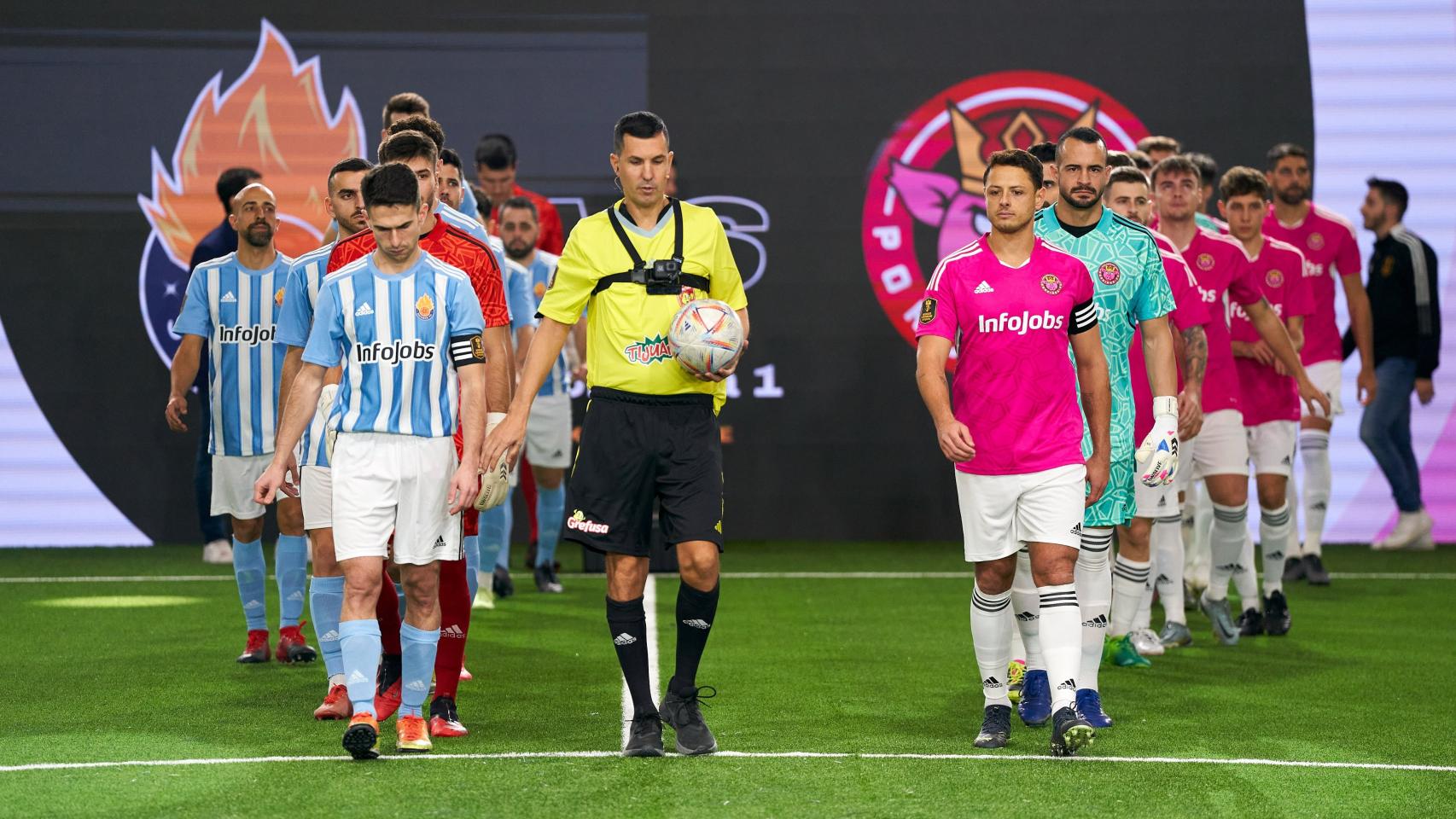 Jugadores entrando al terreno de juego en el Saiyans FC contra Porcinos FC.