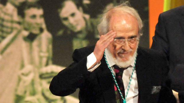 Ginés Liébana saluda al público del Teatro de la Maestranza tras recibir la Medalla de Andalucía.