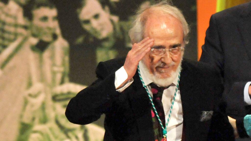 Ginés Liébana saluda al público del Teatro de la Maestranza tras recibir la Medalla de Andalucía.