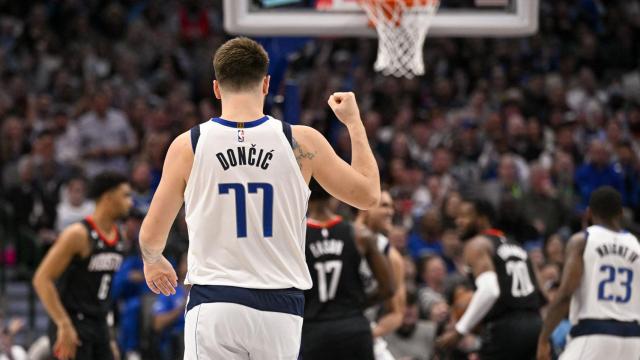 Luka Doncic celebra una canasta en un partido de la NBA con los Dallas Mavericks