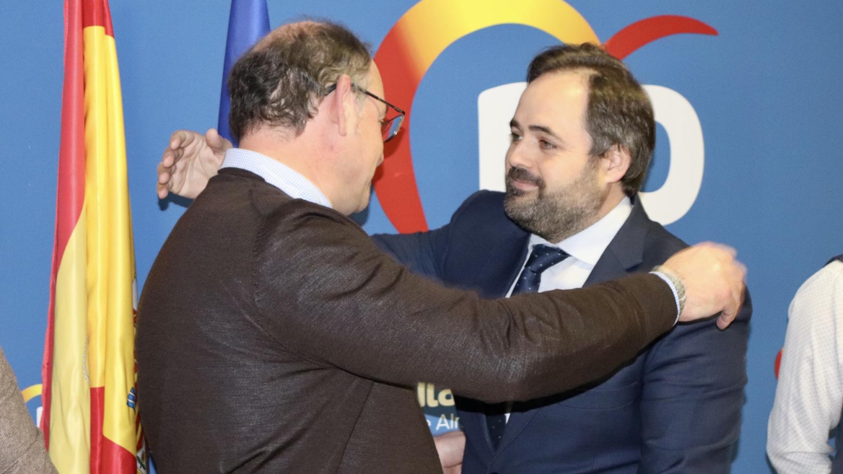 Núñez abraza este lunes a Sánchez Roselló en Almansa.