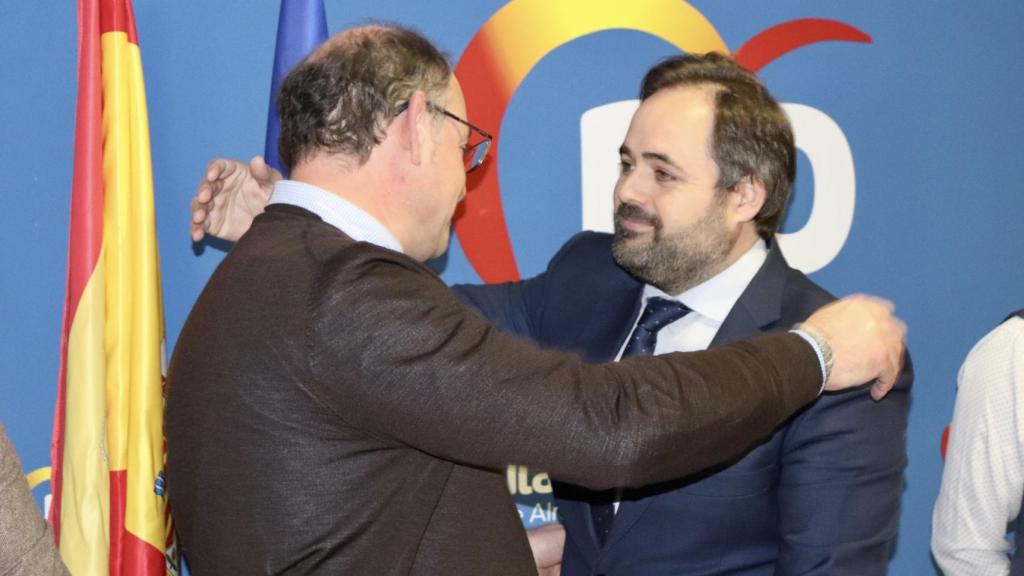 Núñez abraza este lunes a Sánchez Roselló en Almansa.
