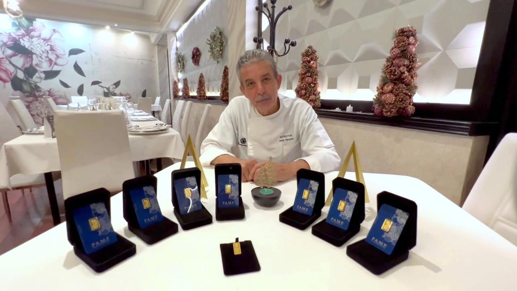 El pizzero Jesús Marquina 'Marquinetti' junto a los lingotes de oro.