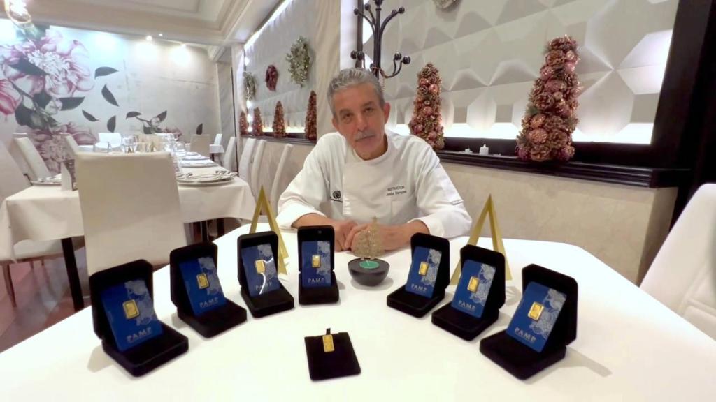 El pizzero Jesús Marquina 'Marquinetti' junto a los lingotes de oro.