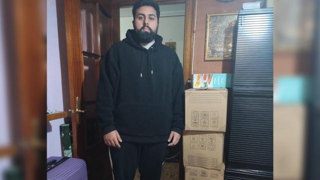 Waqas y su familia han empezado a recoger las cosas de la vivienda.