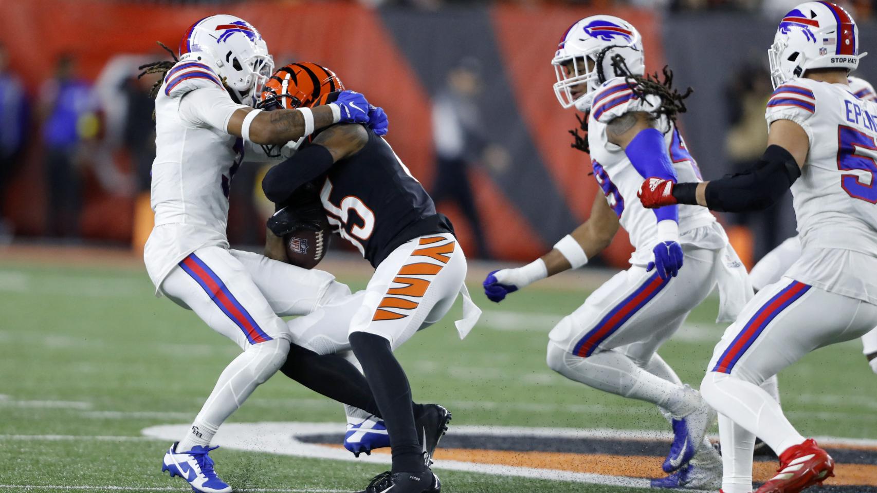 Damar Hamlin (Buffalo Bills) se desplomó tras sufrir un impacto en el pecho