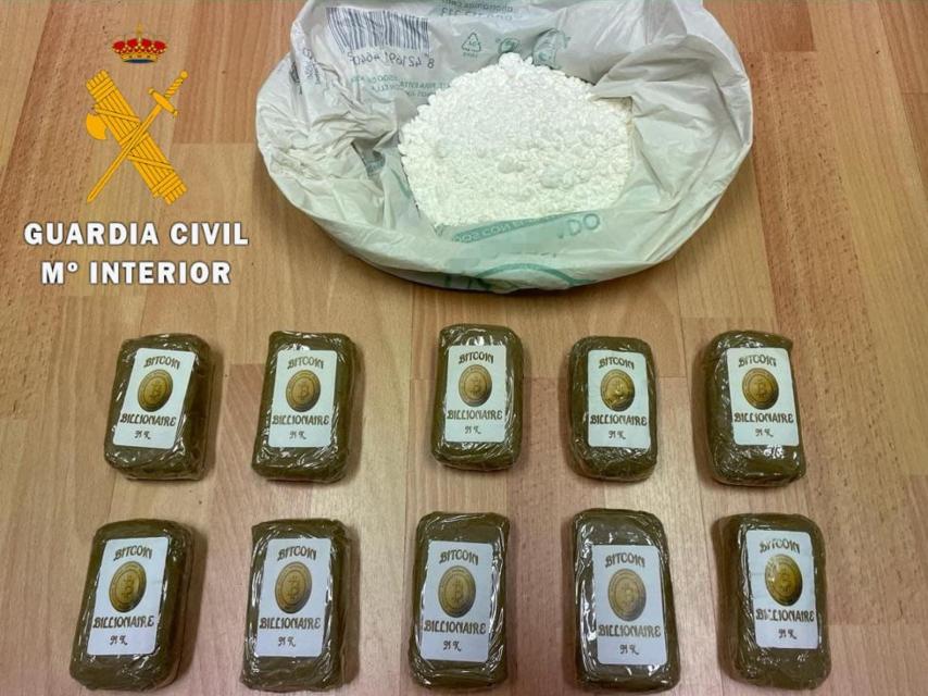 Las sustancias estupefacientes incautadas por la Guardia Civil a los dos detenidos.