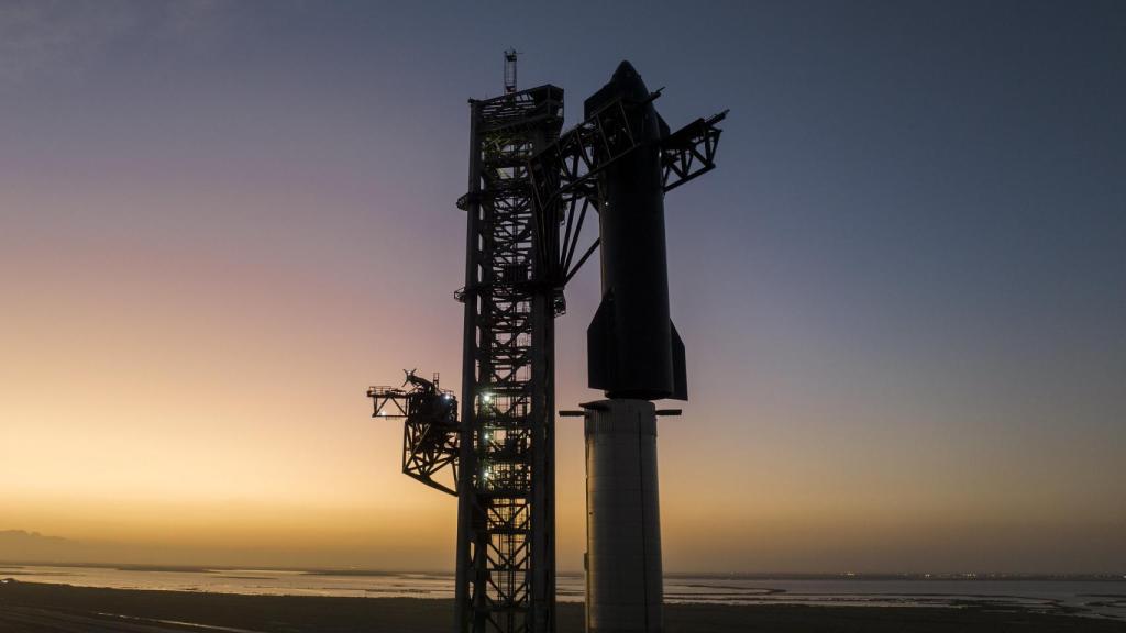 Nave Starship acoplándose al propulsor de primera etapa