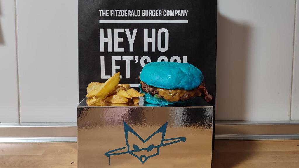 La 'Saturno Burger' de Rauw Alejandro x The Fitzgerald Company.