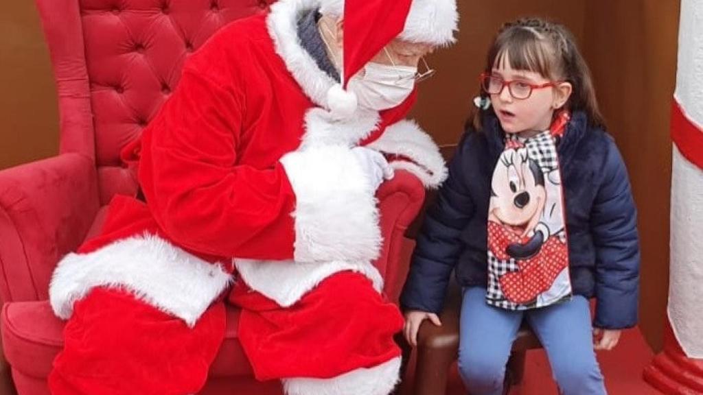 Vera disfruta de su última Navidad en una imagen compartida por sus padres.