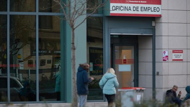 Dos personas en la puerta de una oficina del Servicio Público de Empleo Estatal (SEPE).