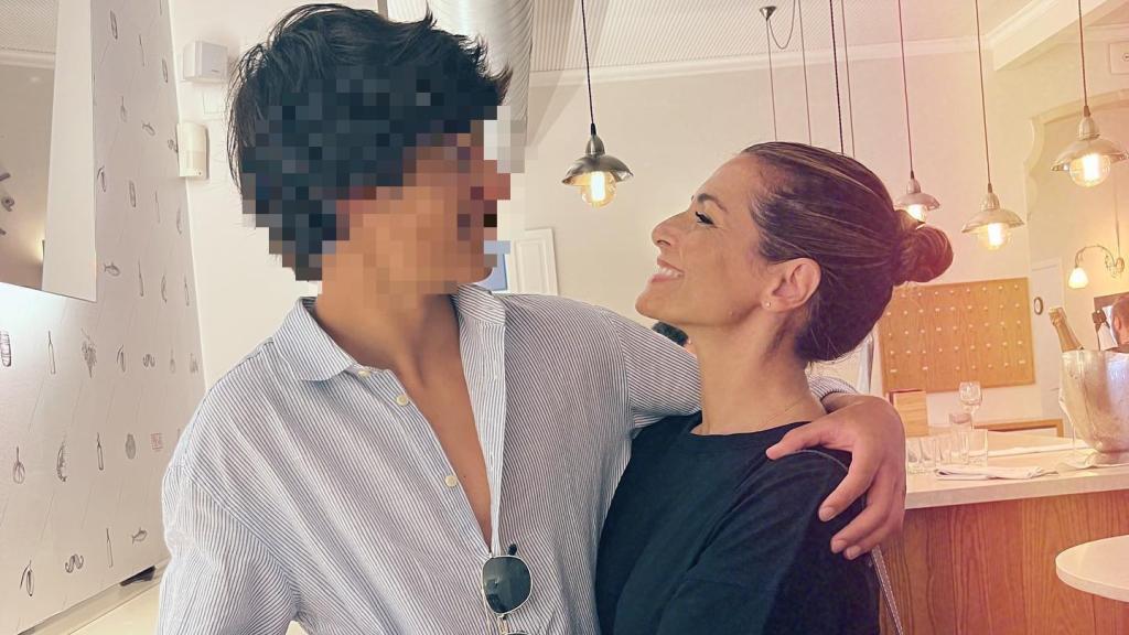 Nuria Roca junto a su hijo mediano, Pau.
