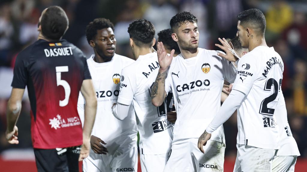 Los jugadores del Valencia celebran uno de los goles del conjunto che.
