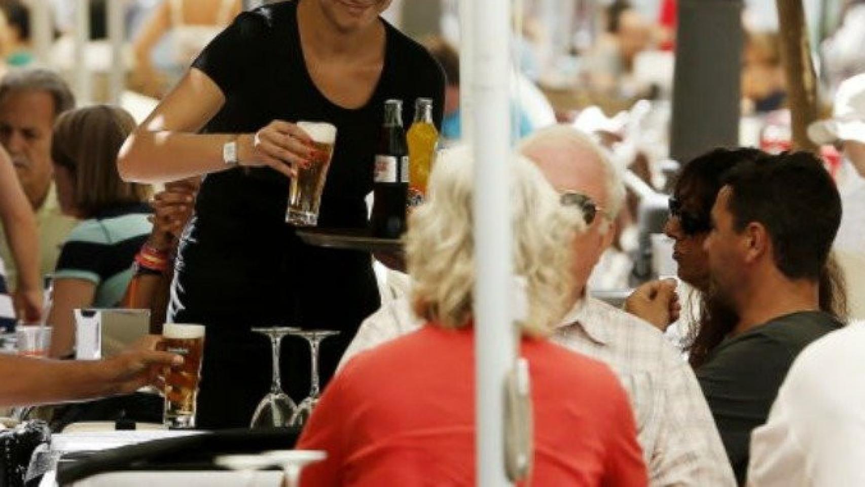 Imagen de recurso de una camarera sirviendo una mesa.