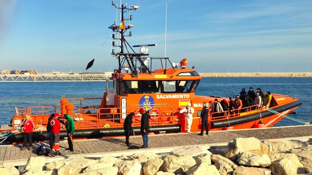 Salvamento Marítimo rescatando a migrantes en Alicante, en imagen de archivo.