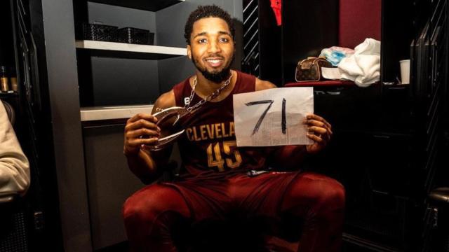 Donovan Mitchell celebra su histórica anotación de 71 puntos con los Cleveland Cavaliers