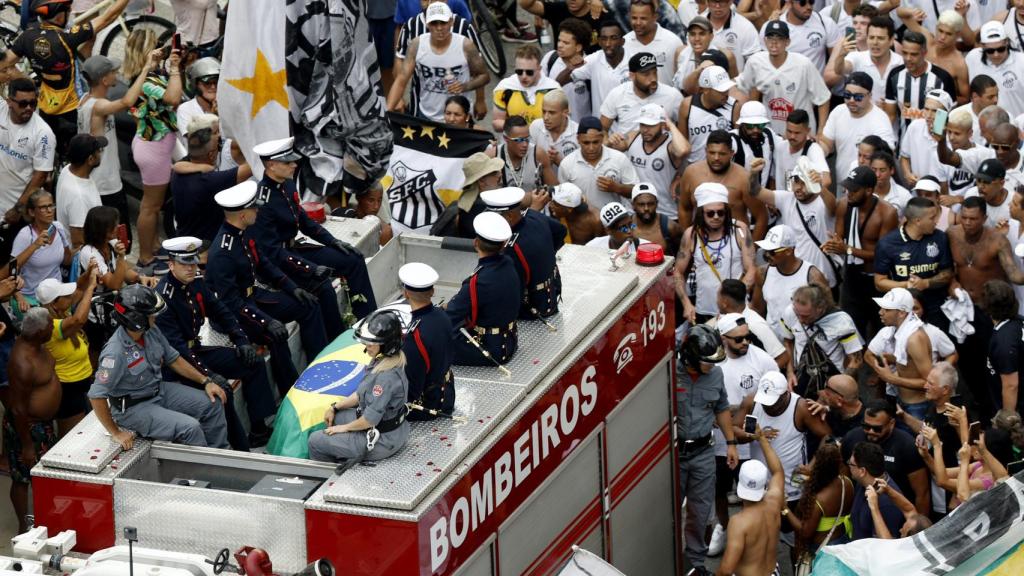 El féretro de Pelé, durante su traslado al cementerio.