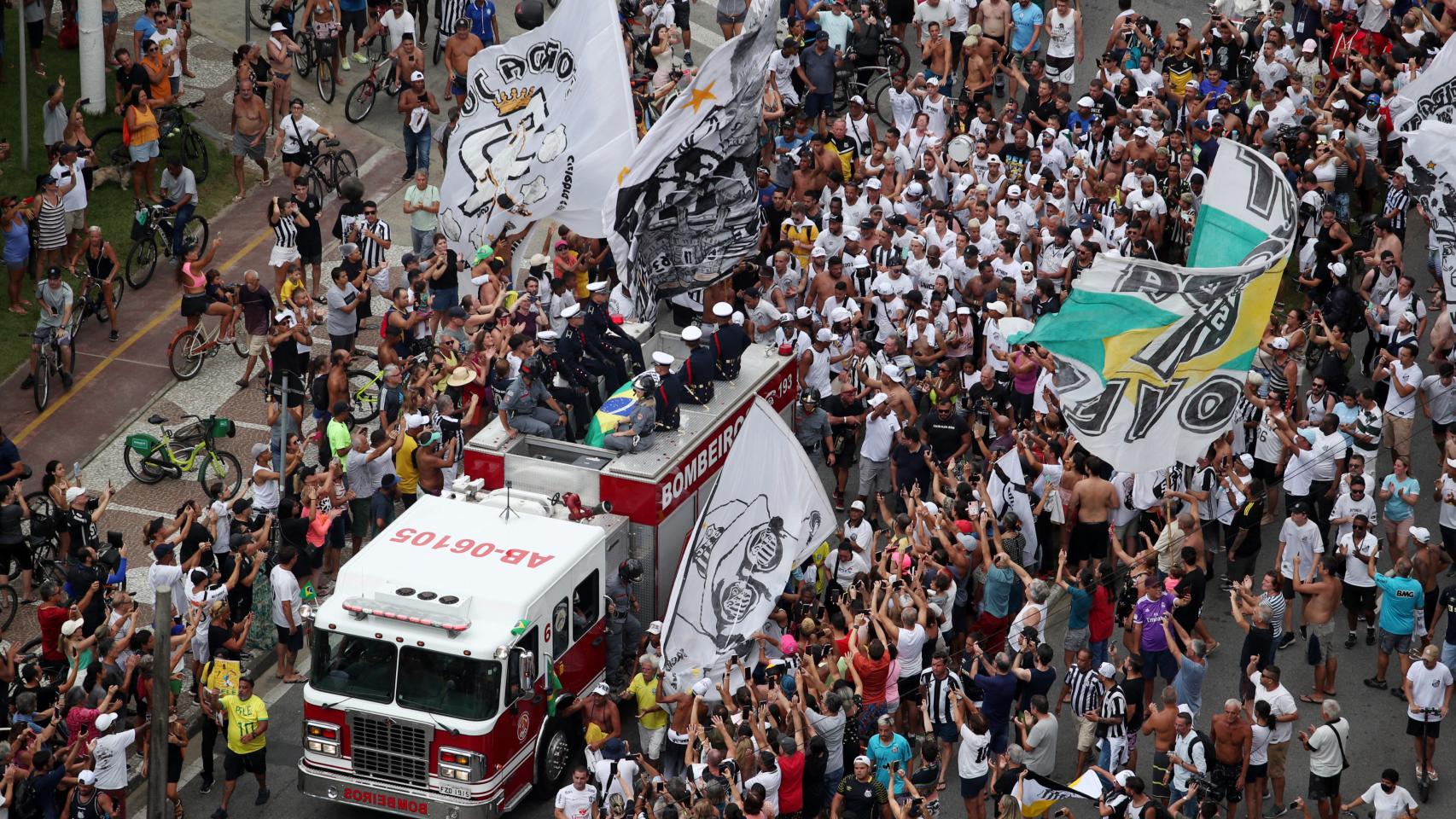 Miles de personas siguen el cortejo fúnebre de Pelé.