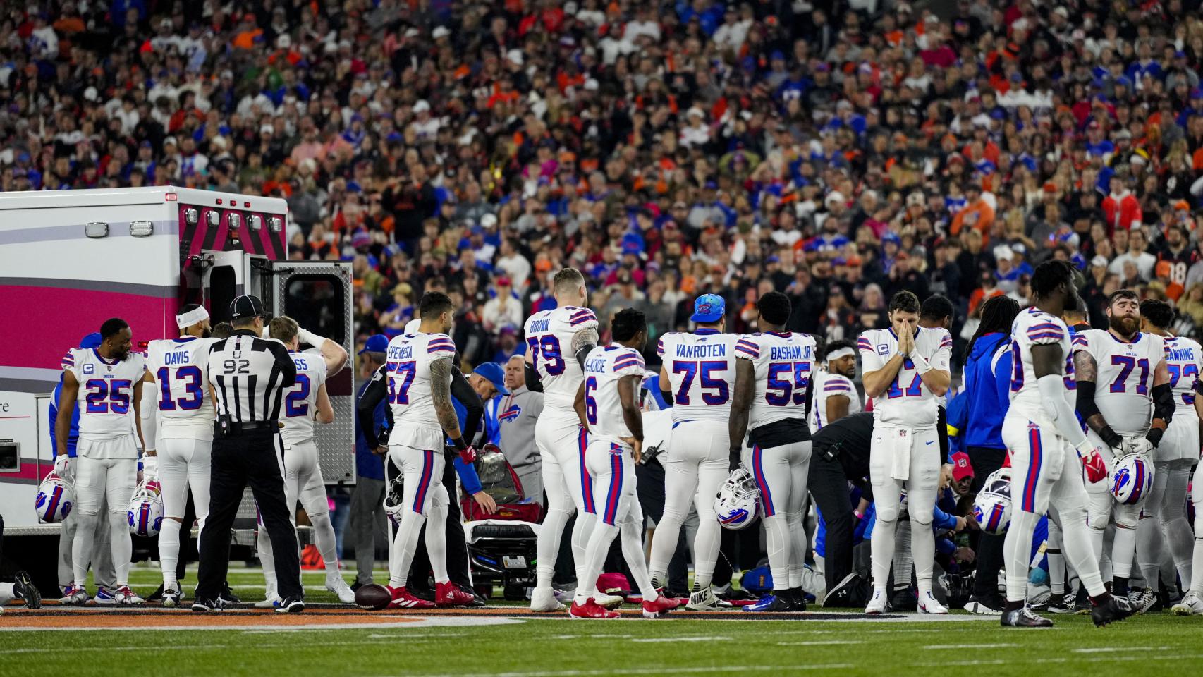 Damar Hamlin recibe asistencia médica en el terreno de juego