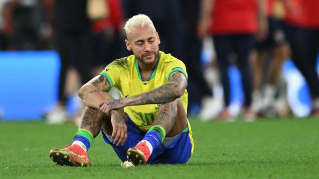 Neymar, llorando desconsolado tras la eliminación de Brasil del Mundial de Qatar 2022