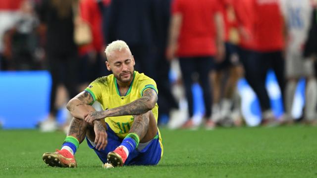 Neymar, llorando desconsolado tras la eliminación de Brasil del Mundial de Qatar 2022
