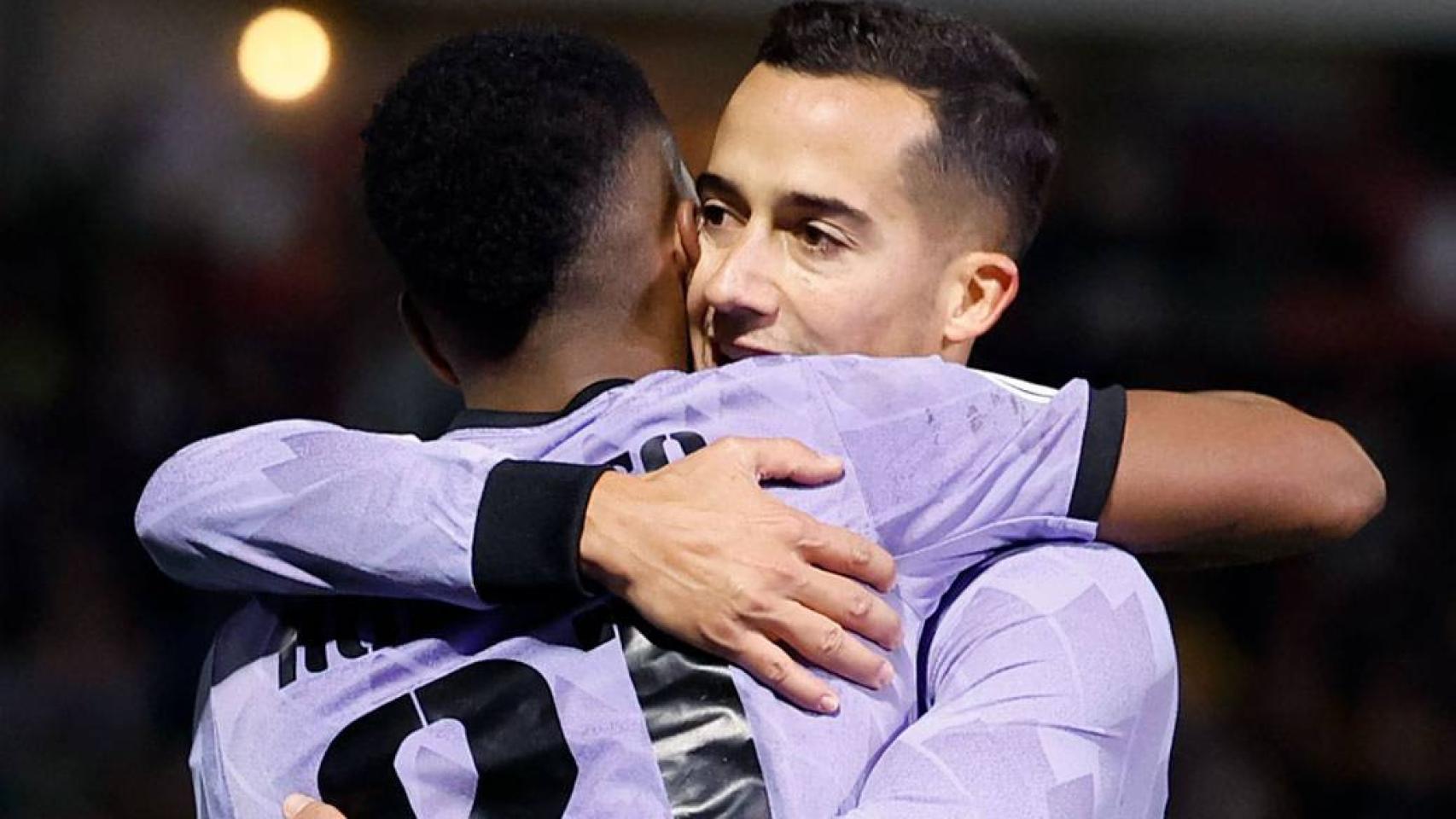Abrazo entre Rodrygo y Lucas Vázquez para celebrar el gol del brasileño con la camiseta morada del Real Madrid