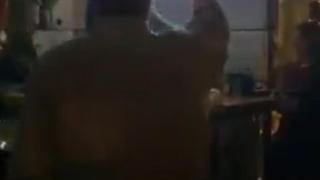 Un concejal del PP de Guadalajara canta el 'Cara al Sol' brazo en alto en un restaurante