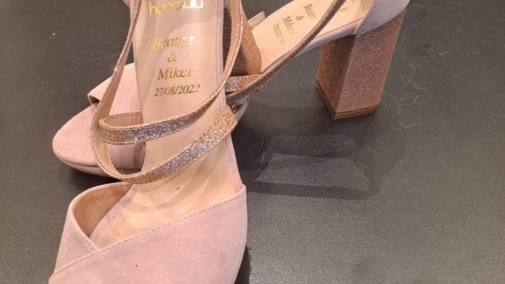 Imagen de los zapatos robados en el interior del vehículo.