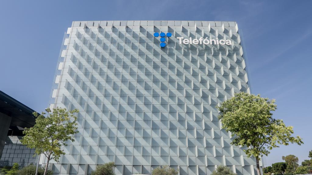 Fachada de la sede de Telefónica en la Ronda de la Comunicación (Madrid).
