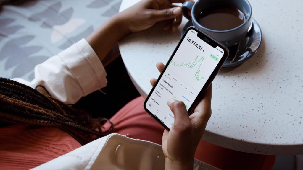 Un usuario utiliza la aplicación de Trade Republic para invertir en bolsa.