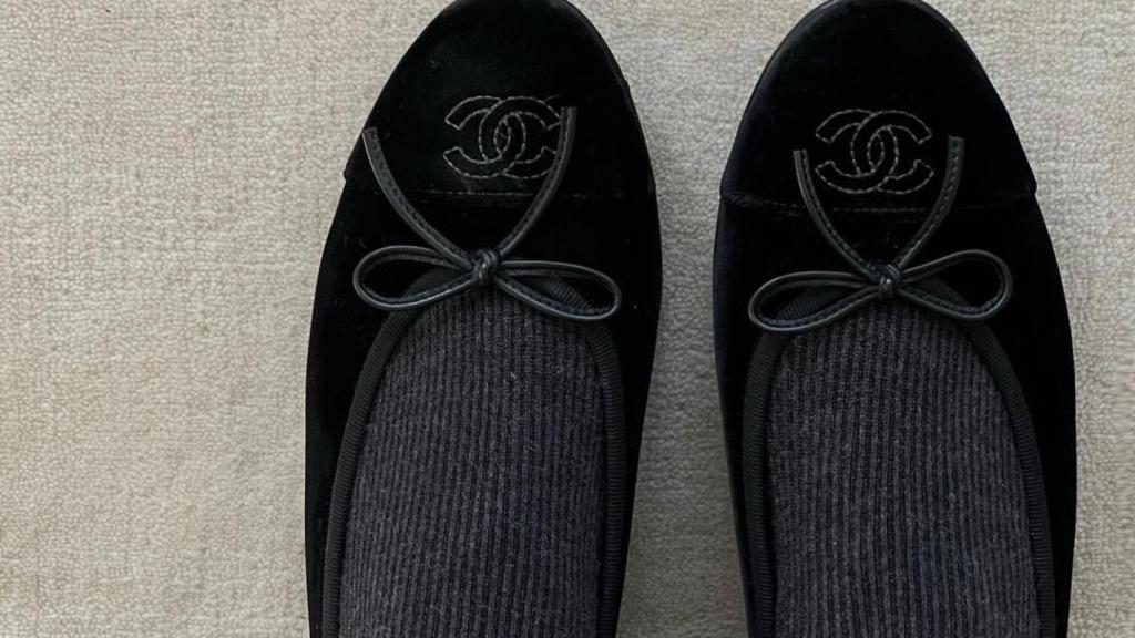 Detalle de las bailarinas Chanel de Mathilde Gøhler.